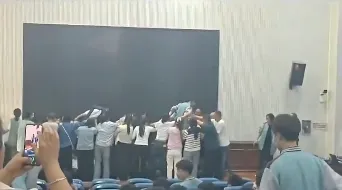 配资公司是怎么运作的 家长跪地被学生轮流踩踏，校方凌晨道歉